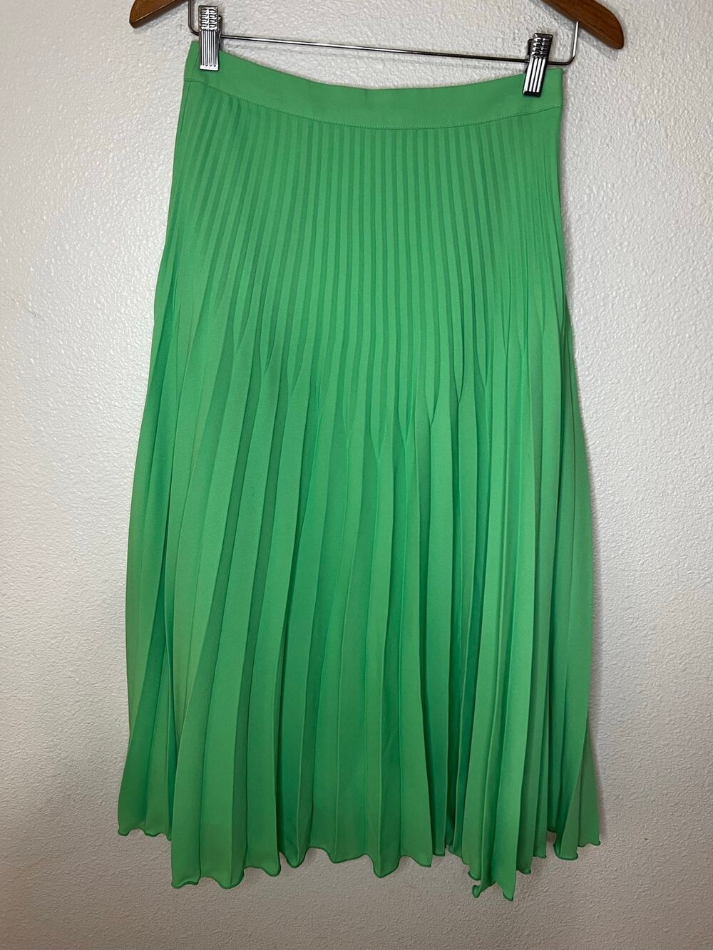 Reiss Izzie High Rise Pleated Midi Skirt in a vibrant bright green WOMENS US 4